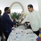 El presidente venezolano, Nicolás Maduro (d), mientras estrecha manos con el mandatario de Guyana, Irfaan Ali, durante su reunión de este jueves 14 de diciembre de 2023, en Argyle, cerca de Kingstown (San Vicente y las Granadinas).
