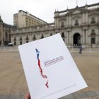 Un ejemplar de la propuesta constitucional, que este domingo 17 será llevada a un plebiscito en Santiago (Chile).