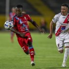 Maicol Solís (Rojo) ganado en velocidad, partido por Copa Libertadores