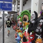 Una variedad de personajes se exhiben como años viejos para quemar este 2023.