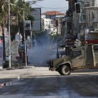 Jenin. Un vehículo militar israelí en medio de los gases lacrimógenos cerca a un campo de refugiados.