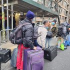 Nueva York. Un grupo de migrantes espera turno para hospedarse.
