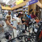 Tienda. Un grupo de clientes ve ventiladores en Estuardo Sánchez, en el centro de Guayaquil.