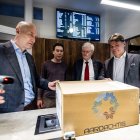 El ministro neerlandés de Sanidad, Ernst Kuipers, escanea una caja con cannabis cultivada legalmente.