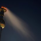 El humo surge de una chimenea en Viena, Austria.