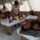 Pacientes esperan ser atendidos en el Centro de Médicos Sin Fronteras (MSF) en el barrio de Cité-Soleil, en Puerto Príncipe (Haití).