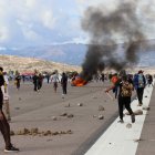 Una protesta ciudadana al bloquear la pista del aeropuerto de Ayacucho (Perú).