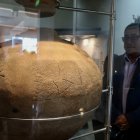 Una persona observa una pieza arqueológica de la cultura Machinaza, que habitó un parte de la Amazonía de Ecuador, el 12 de diciembre del 2023, en Zamora (Ecuador).