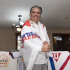 Diego Escandón tiene una colección de cerca de 30 camisetas de Liga de Quito. También una réplica de la Copa Libertadores que ganaron los albos en 2008.