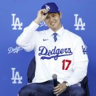 Los Angeles (United States), 14/12/2023.- Newly-signed Los Angeles Dodgers baseball player Shohei Ohtani, of Japan, during an introductory press conference in Los Angeles, California, USA, 14 December 2023. Ohtani recently signed a 10-year deal with the team for $700/"K636 million, making him the highest paid player in baseball history. (Japón) EFE/EPA/CAROLINE BREHMAN