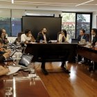 La ministra de Energía y Minas, Andrea Arrobo,dialogando con su homólogo de Colombia, Andrés Camacho.