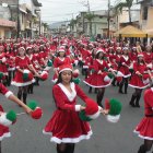 Alegría. Con atuendos de Mamá Noel desfilaron alumnas de la Unidad Educativa 28 de Mayo.