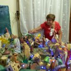 Samanes 1. La profesora Josefina Jurado muestra el pesebre que levantó en su casa. Ella participa en el concurso de la casa más navideña del sector.