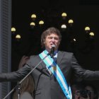 El presidente de Argentina, Javier Milei, sale al balcón de la Casa Rosada para saludar a simpatizantes. Él es el rostro del libertarismo en la región.