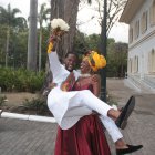 África. El traje de él y de ella son creaciones de la diseñadora Paola Godoy, inspirado en la cultura africana.