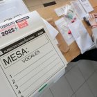 Los recintos electorales se preparan para la llegada de votantes.