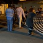 Video. En videos captados por moradores se observa la medida municipal.
