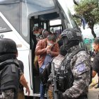 Metástasis. Uno de los acusados en operación ejecutada por la Fiscalía y la Policía tapa su rostro, días atrás.