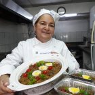 Julia prepara  relleno navideño desde hace 8 años.