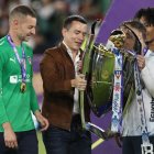 Jugadores de LDU Quito reciben la copa de campeones, por parte del presidente de la República del Ecuador, Daniel Noboa