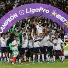 Jugadores de LDU Quito celebran hoy el campeonato de la Liga Pro ecuatoriana tras vencer en la final a Independiente del Valle