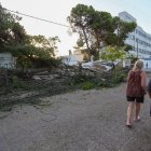 Residentes observan los daños causados por el temporal del sábado, en Bahía Blanca, provincia de Buenos Aires (Argentina).