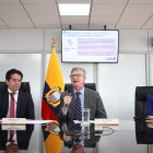 El ministro de Finanzas, Juan Carlos Vega (centro), en rueda de prensa este 18 de diciembre de 2023.