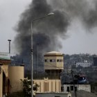 Se eleva humo durante una operación israelí en Jan Yunis, en el sur de la Franja de Gaza, este 17 de diciembre de 2023.