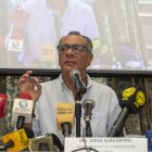 El Gobierno de Ecuador solicitó este domingo a la Embajada de México que invite a Jorge Glas, un exvicepresidente en el Gobierno de Rafael Correa (2007-2017), a que abandone esa legación diplomática para que pueda ser detenido por la Policía, en cumplimiento de una investigación fiscal.

La Cancillería ecuatoriana, en un comunicado publicó el contenido de una nota enviada a la Embajada de México, donde Glas había acudido en medio de la orden de la fiscal general del Estado, Diana Salazar, para que la Policía lo ubique, localice, inmovilice y traslade hasta la sede del Ministerio Público en Quito.

El Ministerio de Relaciones Exteriores, "ante el requerimiento formulado por la Fiscalía General del Estado, se permite solicitar la urgente colaboración de las autoridades mexicanas a fin de que se invite al citado ciudadano a abandonar dicha representación diplomática, inmediatamente".

El objetivo es que Glas "cumpla con su obligación de presentarse ante el fiscal de la Unidad de Fuero de Corte Nacional" y se someta a "varias diligencias investigativas dentro de los procesos judiciales en curso" y en los que "se encuentra inculpado y procesado", agregó en el escrito.

La Cancillería ecuatoriana, además, aseguró que "apreciará que la Honorable Embajada de los Estados Unidos Mexicanos le haga llegar de inmediato la información relativa a la razón de la presencia del señor Jorge Glas en la sede de esa representación diplomática".

Asimismo, el Gobierno ecuatoriano consideró "que no sería lícita" una eventual concesión de asilo diplomático a Glas, en virtud del Artículo III de la Convención sobre Asilo Diplomático de 1954 que descarta ese derecho a personas que estuvieren "inculpadas o procesadas en forma ante tribunales ordinarios competentes".

No obstante, ese artículo salva en caso de que "los hechos que motivan la solicitud de asilo, cualquiera que sea el caso, revistan claramente carácter político".

Además, la Convención señala que las personas inculpadas en delitos que, "de hecho penetraren en un lugar adecuado para servir de asilo, deberán ser invitadas a retirarse o, según el caso, entregadas al gobierno local, que no podrá juzgarlas por delitos políticos anteriores al momento de la entrega".

La fiscal general de Ecuador, Diana Salazar, ordenó a la Policía que localice y detenga con fines de investigación a Glas, que ya estuvo en la cárcel entre 2017 y 2022 por casos de supuesta corrupción, que él niega.

El pasado 29 de noviembre, el juez Luis Rivera dejó en manos de la Asamblea Nacional (Parlamento), por el fuero de corte, la posibilidad de abrir un nuevo juicio contra Glas por un caso de malversación de fondos públicos, decisión que la Fiscalía calificó en su momento de "innecesaria y dilatoria" al no ser ya un funcionario público.

Glas incluso había reivindicado su inocencia en dos casos por presunta asociación ilícita y cohecho, luego de que la Justicia de Brasil anulara pruebas del entramado de corrupción de la constructora Oderbrecht, que también apuntaban al exvicepresidente ecuatoriano.