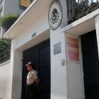 Varios policías custodian los exteriores de la Embajada de México en Ecuador durante este lunes, luego de que la Fiscalía anunció que el exvicepresidente Jorge Glas no tiene orden de detención, sino un pedido para colaborar con las investigaciones del caso Metástasis.