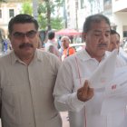 Los dirigentes Jorge Escala y Alonso López, de Unidad Popular, muestran la denuncia presentada en la Fiscalía.