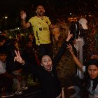 El frío no fue impedimento para el tradicional baño en la pileta de unos eufóricos hinchas albos que se dieron cita en el lugar donde nación el cuadro universitario.