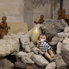 Un Niño Jesús que no está en el pesebre sino entre ruinas, como las que sepultan a diario en Gaza a muchos niños, es el nacimiento montado esta Navidad en una iglesia de Belén.