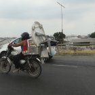 Motorizado con exceso de carga.