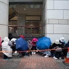 Los partidarios hacen cola frente a los edificios de la Corte de West Kowloon en Hong Kong, China.