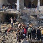 Más de 200 gazatíes, la mayoría niños, murieron en las últimas 24 horas en la Franja de Gaza a causa de los ataques aéreos y de artillería del Ejército israelí en distintos puntos del enclave.