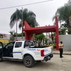 Agentes policiales llegaron hasta el centro comercial en La Aurora para recabar información sobre el robo a los locales.