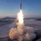 Una fotografía publicada por la oficial Agencia Central de Noticias de Corea del Norte (KCNA) muestra el lanzamiento de un misil balístico intercontinental (ICBM) de combustible sólido Hwasong-18, en un lugar no revelado.