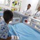 Las labores de Paola y Daisy en SOLCA van más allá de lo clínico. También intentan mantener con ánimos a sus pequeños pacientes.