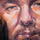 Stella Moris, esposa del periodista australiano fundador de WikiLeaks, Julian Assange, ante un mural con la cara de su esposo