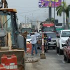 25 de Julio. Un trabajador dirige el tránsito que se forma en paralelo al inicio del puente en construcción.