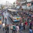 Una gran cantidad de personas rodean el autobús que se incendió ayer en la ciudad de Dacca, este 19 de diciembre de 2023.