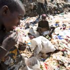 Unos niños buscan c.omida en un vertedero a las afueras de Nairobi