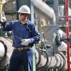 Un trabajador de la estatal Petroecuador revisa uno de los sistemas de procesamiento del Bloque 43-ITT, en el Parque Nacional Yasuní