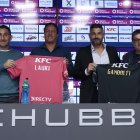 Javier Gandolfi (segundo de la derecha), junto a un directivo de Independiente y parte de su cuerpo técnico.