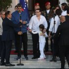 El mandatario de Venezuela, Nicolás Maduro (c-i), recibe hoy en el palacio presidencial de Miraflores, en Caracas (Venezuela), al empresario colombiano Alex Saab (c-d), horas después de ser liberado en Estados Unidos