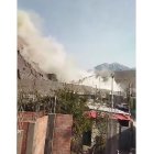 En la imagen se observa cómo la ladera de un cerro se fractura tras el movimiento sísmico de la mañana de este martes 20 de diciembre de 2023, en las cercanías de Arequipa (Perú).