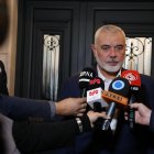 El líder político de Hamas, Ismail Haniyeh, hablando a la prensa en Doha, en una reunión anterior a su llegada a El Cairo.