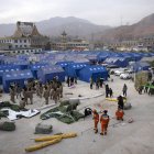 En respuesta a la catástrofe, las autoridades enviaron suministros que incluyen 2.600 tiendas de campaña, 10.400 camas plegables, 10.400 edredones y 1.000 juegos de estufas.