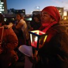 Un grupo de mujeres indígenas acompaña con velas una posada navideña contra la corrupción para exigir el "respeto a la democracia".